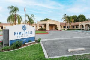 The front entrance to Hemet Hills with a welcome sign