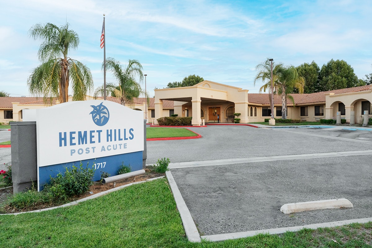 The front entrance to Hemet Hills with a welcome sign